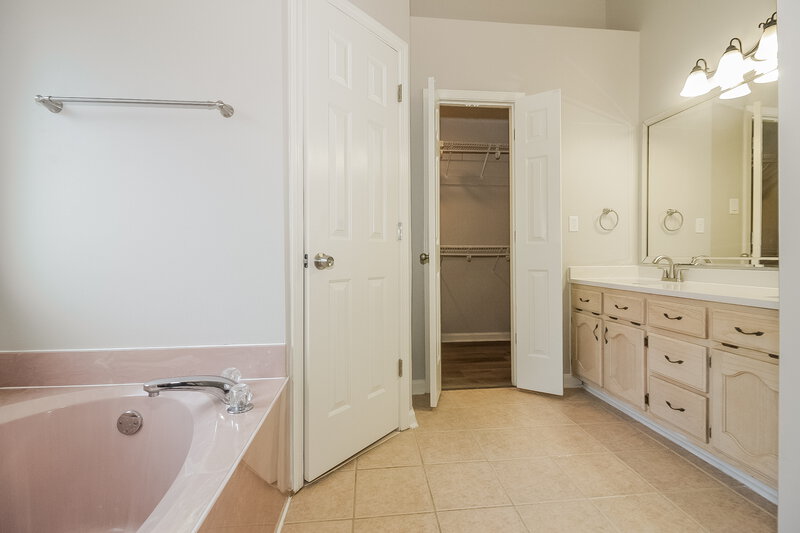 2,620/Mo, 7922 Macon Rd Cordova, TN 38018 Main Bathroom View