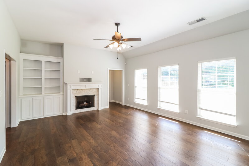2,300/Mo, 3811 Dawnwood Cir W Southaven, MS 38672 Living Room View