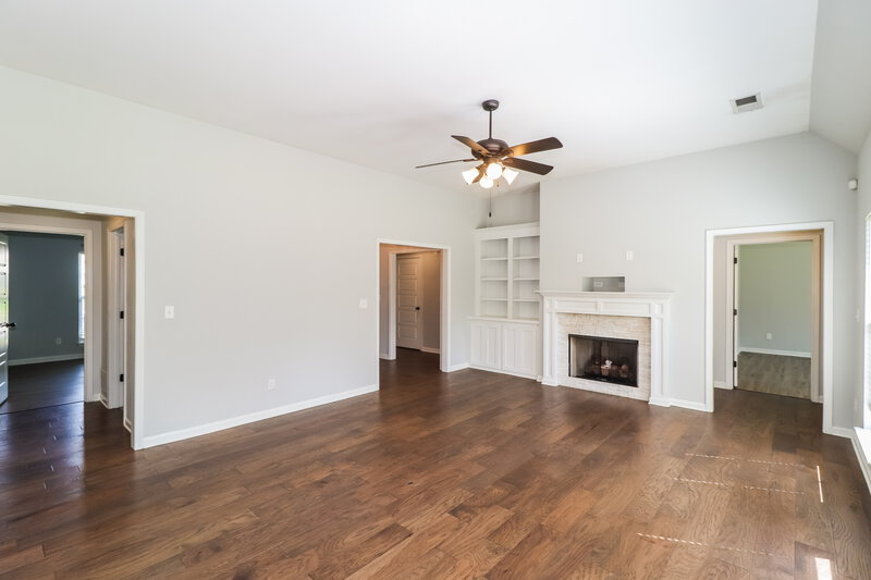 2,300/Mo, 3811 Dawnwood Cir W Southaven, MS 38672 Living Room View 2