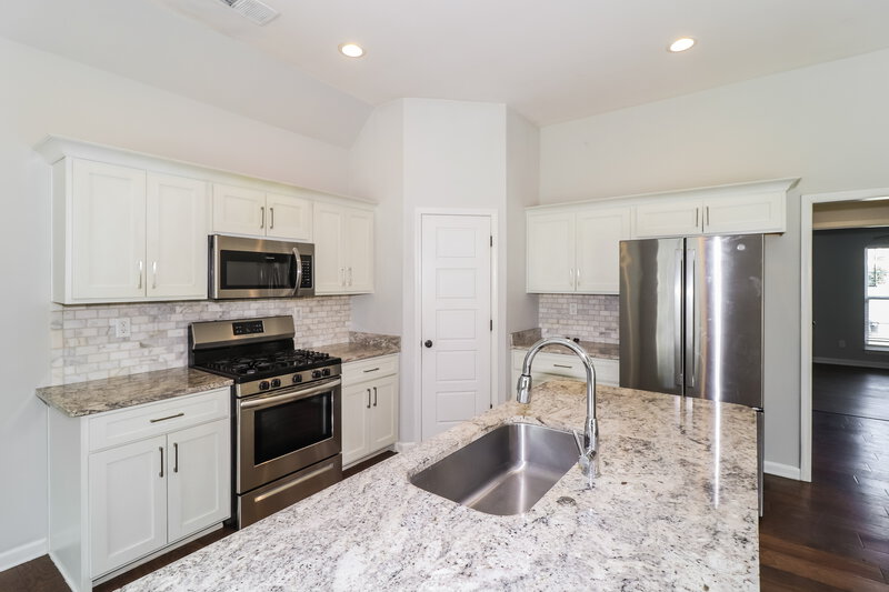 2,300/Mo, 3811 Dawnwood Cir W Southaven, MS 38672 Kitchen View