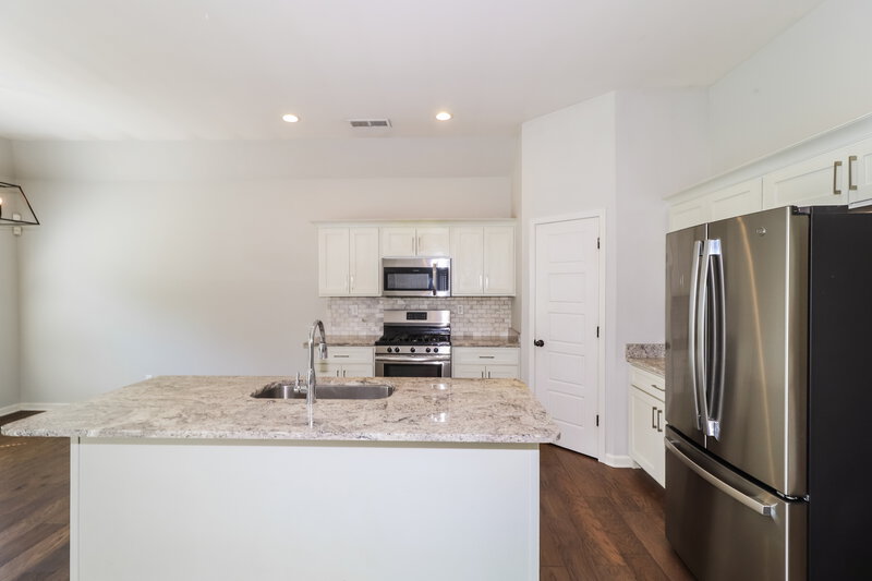 2,300/Mo, 3811 Dawnwood Cir W Southaven, MS 38672 Kitchen View 2
