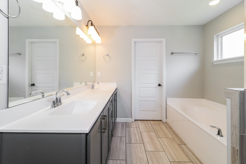 2,300/Mo, 3811 Dawnwood Cir W Southaven, MS 38672 Main Bathroom View