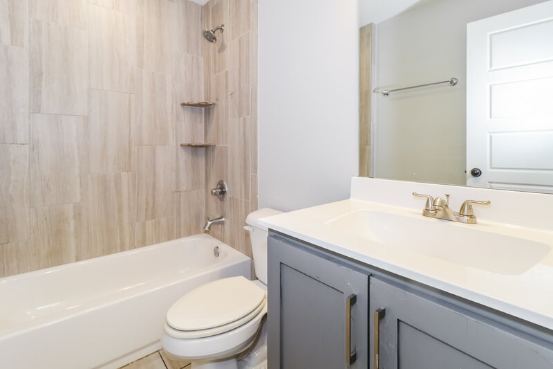 2,300/Mo, 3811 Dawnwood Cir W Southaven, MS 38672 Bathroom View