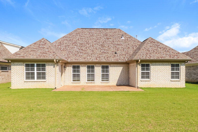 2,300/Mo, 3811 Dawnwood Cir W Southaven, MS 38672 Rear View