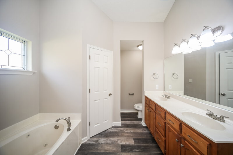 2,005/Mo, 6600 Sandbourne E Olive Branch, MS 38654 Main Bathroom View