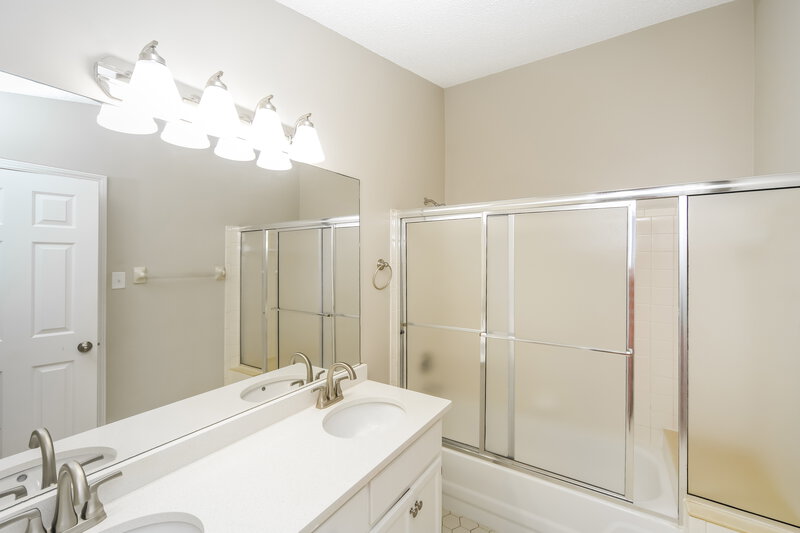 2,550/Mo, 7203 Atterbury Cir E Southaven, MS 38671 Main Bathroom View