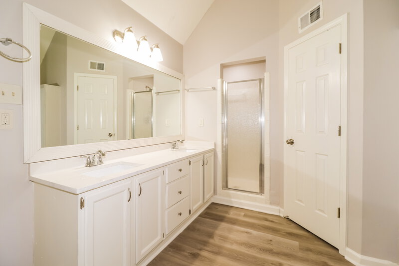 1,885/Mo, 4405 Thoreau Cv Memphis, TN 38125 Main Bathroom View