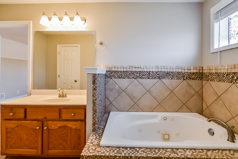 2,300/Mo, 7680 Wills Way Cir E Walls, MS 38680 Bathroom View 2
