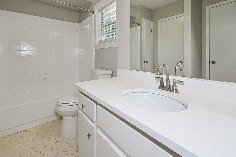 1,745/Mo, 88 Sweetbriar Ave Hernando, MS 38632 Main Bathroom View