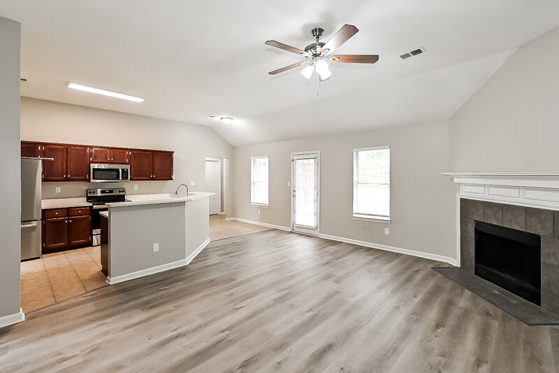 1,680/Mo, 1940 Thomas St Horn Lake, MS 38637 Living Room View 2