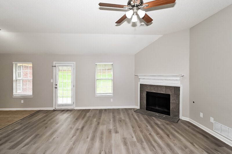 1,680/Mo, 1940 Thomas St Horn Lake, MS 38637 Living Room View 4