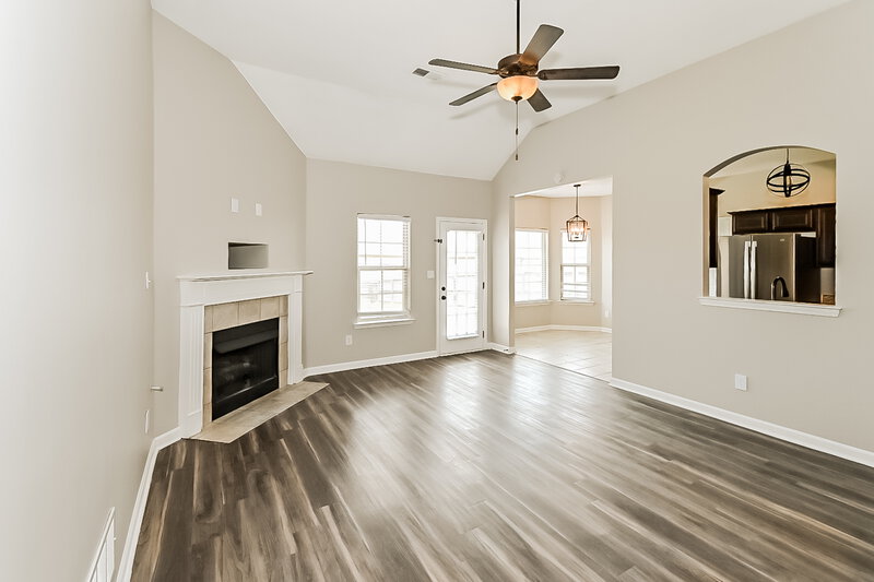2,215/Mo, 5775 Bedford Loop W Southaven, MS 38672 Living Room View