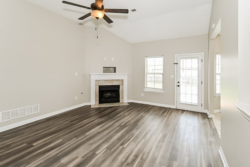 2,215/Mo, 5775 Bedford Loop W Southaven, MS 38672 Living Room View 2