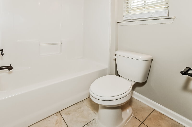 2,215/Mo, 5775 Bedford Loop W Southaven, MS 38672 Main Bathroom View