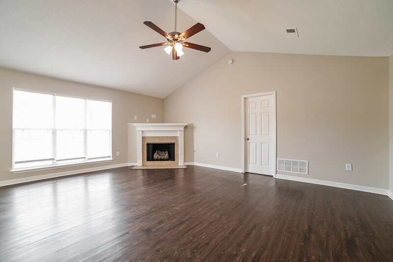 2,040/Mo, 1776 Cresent Ln Southaven, MS 38671 Living Room View 2