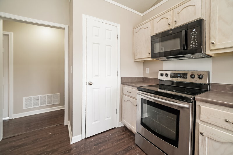 2,040/Mo, 1776 Cresent Ln Southaven, MS 38671 Kitchen View 2