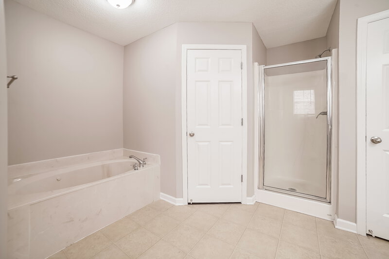 2,040/Mo, 1776 Cresent Ln Southaven, MS 38671 Main Bathroom View