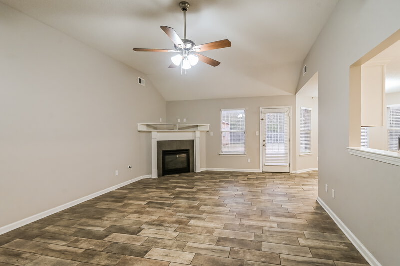1,930/Mo, 3022 N Wren St Hernando, MS 38632 Living Room View 2