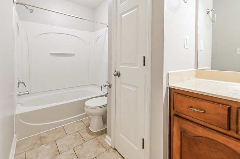 1,930/Mo, 3022 N Wren St Hernando, MS 38632 Main Bathroom View