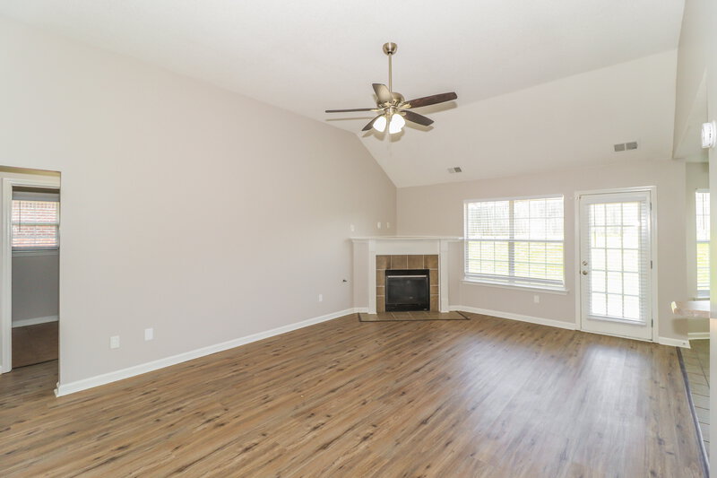 2,160/Mo, 3116 Peachtree Dr Southaven, MS 38672 Living Room View 2