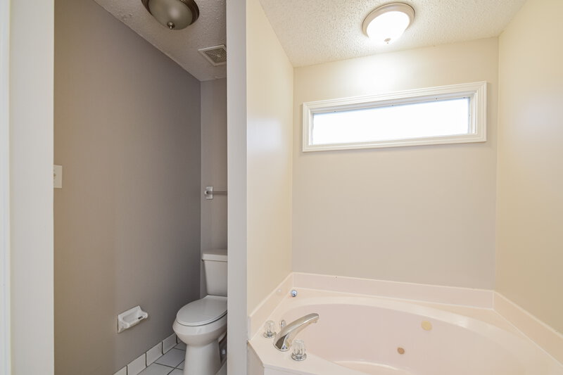 2,130/Mo, 4351 Zachary St Millington, TN 38053 Main Bathroom View