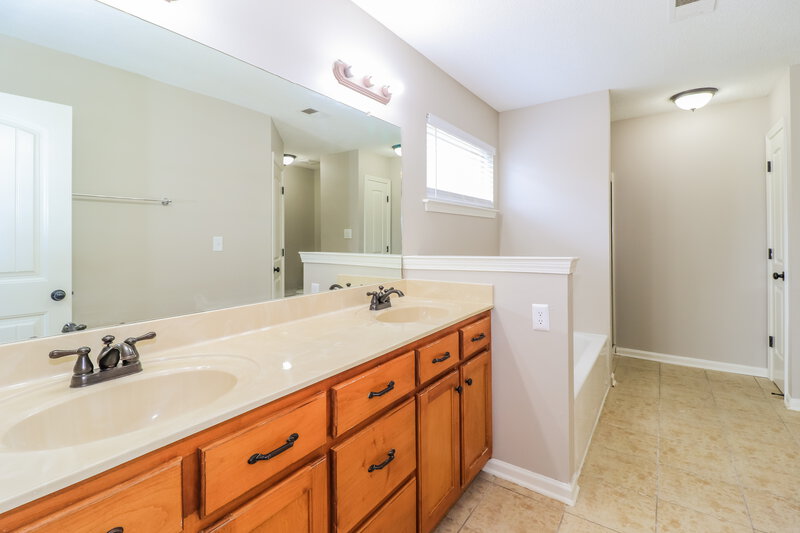 1,780/Mo, 5763 Hunters Chase Dr Southaven, MS 38672 Main Bathroom View
