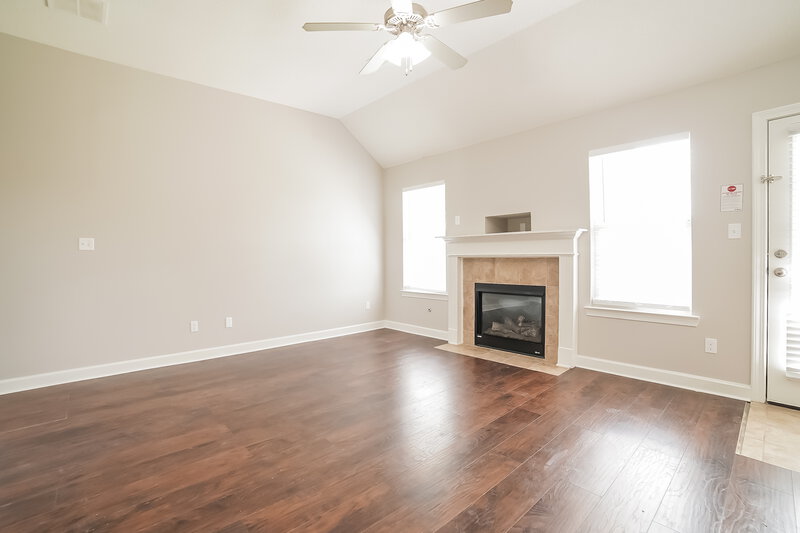 1,745/Mo, 3825 Farm Pond Cv E Southaven, MS 38671 Living Room View