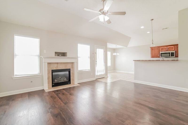 1,745/Mo, 3825 Farm Pond Cv E Southaven, MS 38671 Living Room View 2