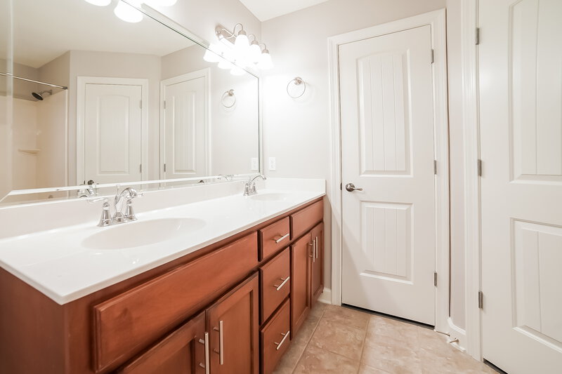 1,745/Mo, 3825 Farm Pond Cv E Southaven, MS 38671 Main Bathroom View