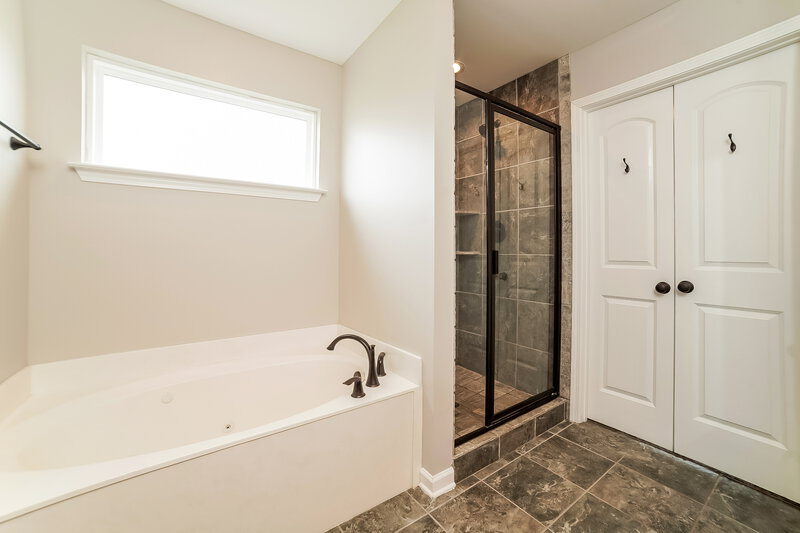 2,275/Mo, 3173 Greenhouse Dr Southaven, MS 38672 Bathroom View 2