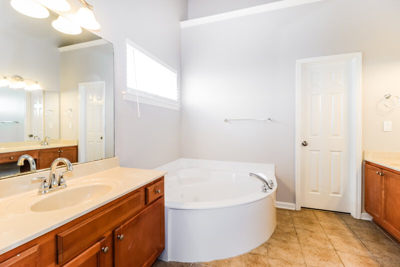 2,085/Mo, 4572 Tulip Bend Dr Bartlett, TN 38135 Main Bathroom View