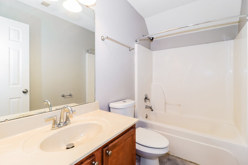 2,085/Mo, 4572 Tulip Bend Dr Bartlett, TN 38135 Bathroom View