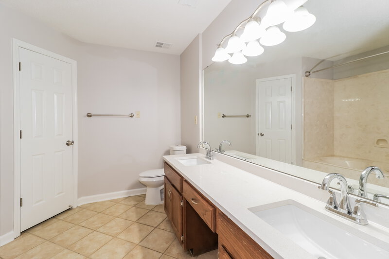 1,925/Mo, 7439 Overcreek Ln Bartlett, TN 38133 Main Bathroom View