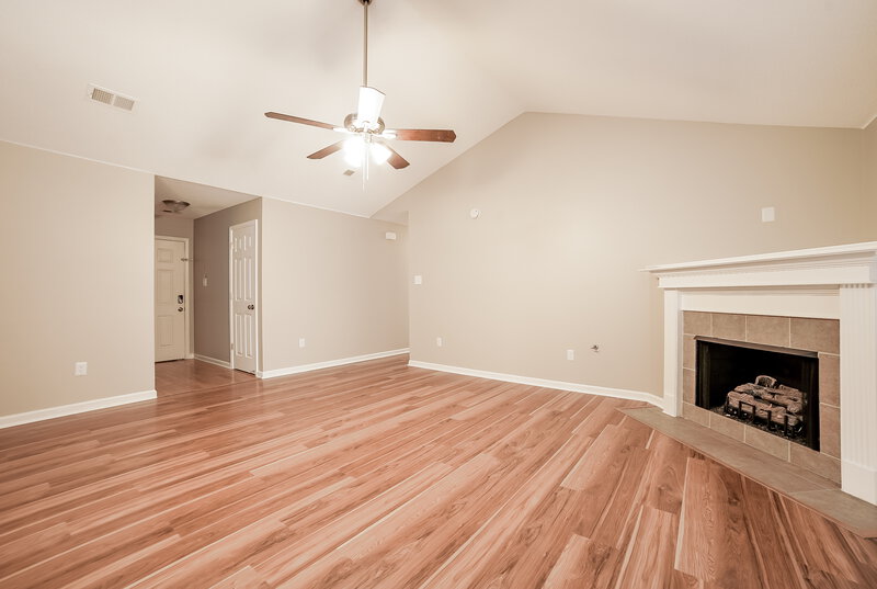 2,710/Mo, 7089 Willow Point Dr Horn Lake, MS 38637 Living Room View 2