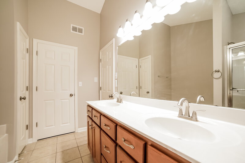 2,710/Mo, 7089 Willow Point Dr Horn Lake, MS 38637 Main Bathroom View