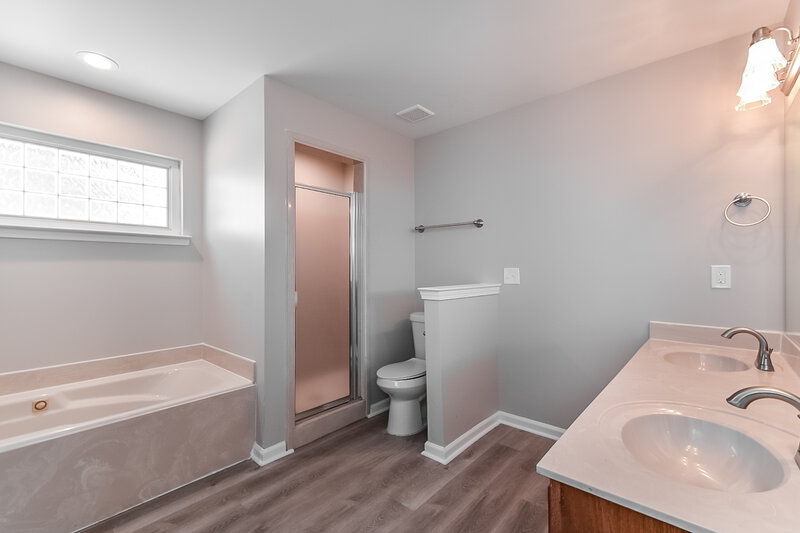 1,970/Mo, 2121 Ansley Park Ln Southaven, MS 38672 Main Bathroom View