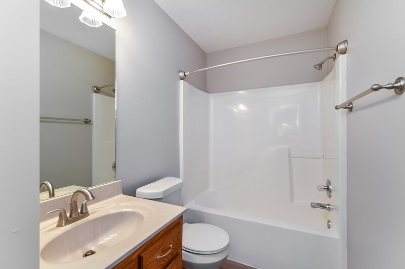 1,970/Mo, 2121 Ansley Park Ln Southaven, MS 38672 Bathroom View 2