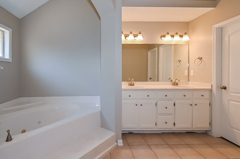 2,320/Mo, 13031 Sandbourne South Olive Branch, MS 38654 Main Bathroom View