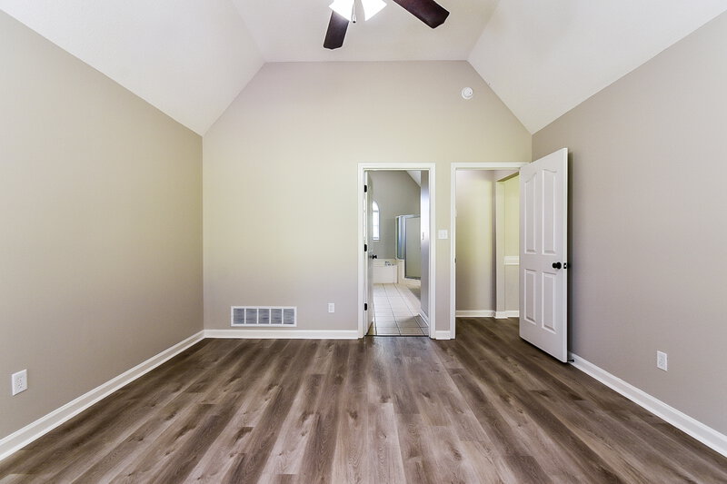 2,430/Mo, 5673 Grove Ln Horn Lake, MS 38637 Main Bedroom View 2