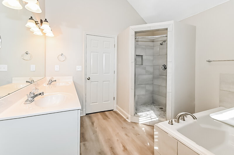 2,200/Mo, 7170 Fox Creek Dr Olive Branch, MS 38654 Main Bathroom View