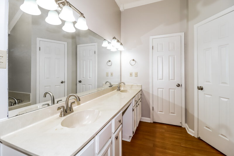 1,755/Mo, 4800 Harvest Knoll Cv S Memphis, TN 38125 Main Bathroom View