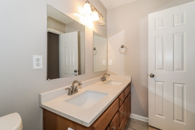 1,495/Mo, 2731 Maggie Woods Pl Arlington, TN 38002 Main Bathroom View