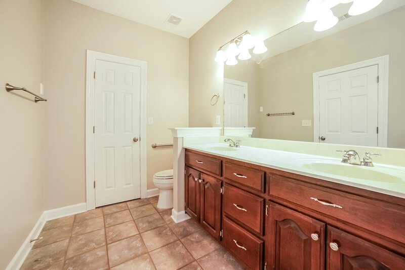 3,210/Mo, 2875 Liverpool Ln Southaven, MS 38671 Main Bathroom View