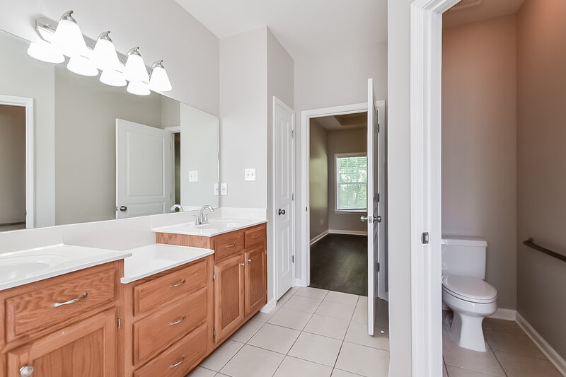 2,575/Mo, 2007 Westwind Dr Nesbit, MS 38651 Main Bathroom View