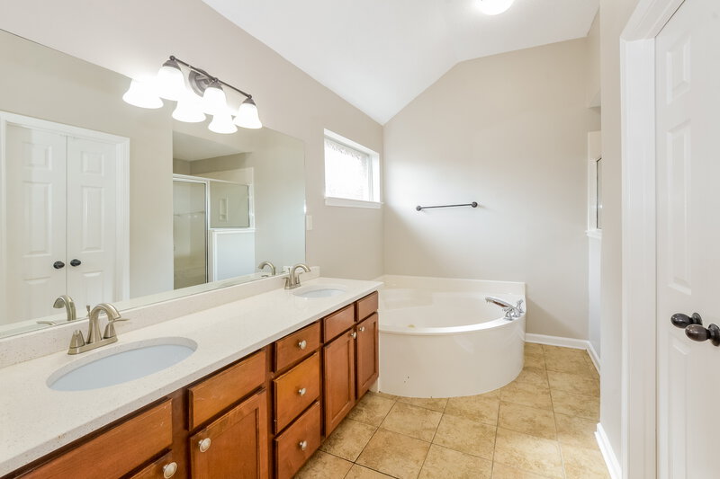 1,960/Mo, 9018 Billy Pat Dr Olive Branch, MS 38654 Main Bathroom View