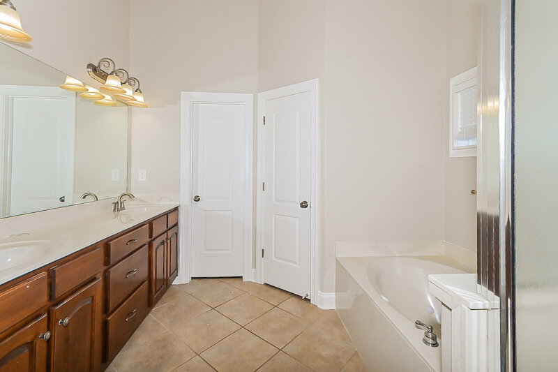 2,325/Mo, 2807 Malabar Pl Southaven, MS 38672 Main Bathroom View