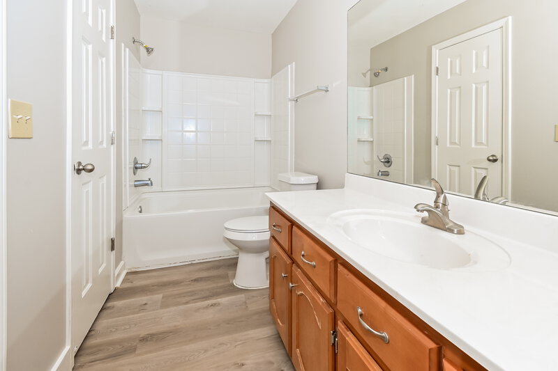 2,520/Mo, 7355 Lucia Ln Walls, MS 38680 Main Bathroom View
