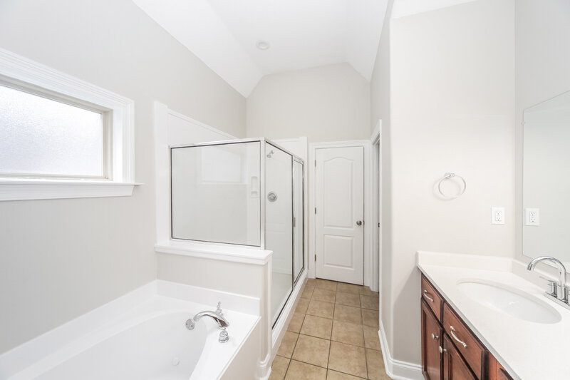 2,840/Mo, 6758 Greyhawk Cv S Olive Branch, MS 38654 Main Bathroom View
