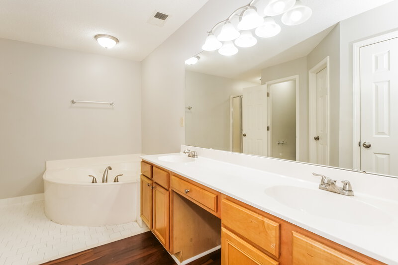 2,005/Mo, 1700 Torrington Ct Cordova, TN 38016 Main Bathroom View