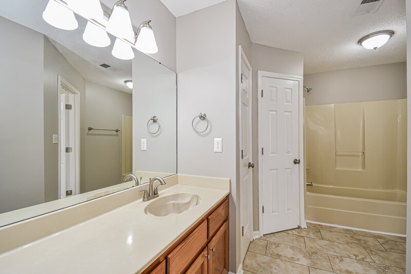 1,660/Mo, 6759 Valerie Dr Olive Branch, MS 38654 Main Bathroom View